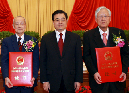 Chinese President Hu Jintao (C) poses with member of the Chinese Academy of Engineering Wang Zhongcheng (R) and academician of the Chinese Academy of Sciences Xu Guangxian (L), who won China's 2008 State Top Scientific and Technological Awards, during the presenting ceremony of the awards at the Great Hall of the People in Beijing, capital of China, Jan. 9, 2009.